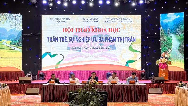Phó Giáo sư, Tiến sĩ Nguyễn Hữu Sơn, Viện Văn học phát biểu tham luận về “Cội nguồn văn hóa Ninh Bình và sự xuất hiện tổ Chèo Ưu bà Phạm Thị Trân” tại hội thảo. (Ảnh: YẾN TRINH)