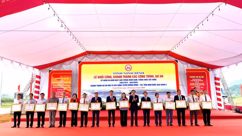Đồng chí Bí thư Tỉnh ủy Đoàn Minh Huấn trao bằng khen các tập thể và cá nhân có thành tích xuất sắc trong thực hiện dự án. (Ảnh: YẾN TRINH)