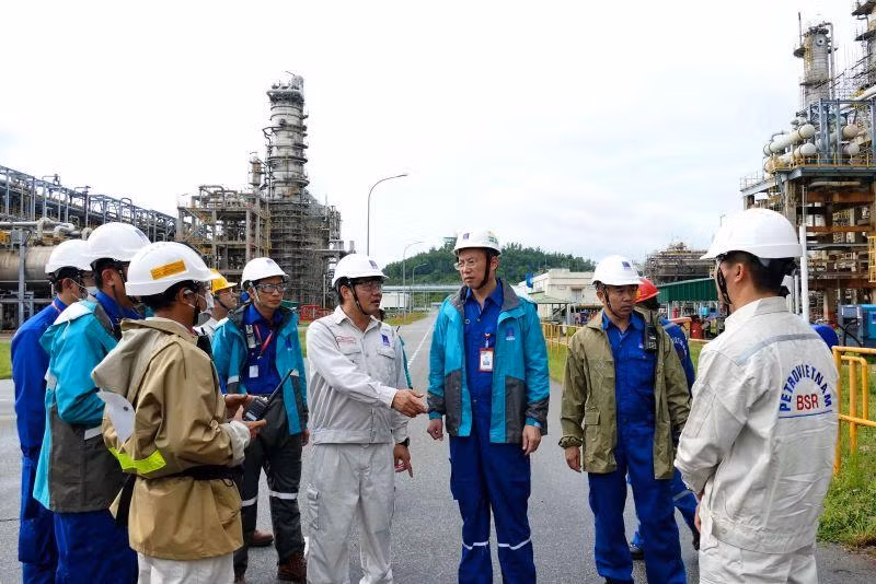 Tổng Giám đốc BSR Bùi Ngọc Dương cùng Ban Giám đốc Nhà máy kiểm tra công tác phòng chống báo số 4 (Noru) tại khu Nhà máy chính. Tổng Giám đốc BSR Bùi Ngọc Dương cùng Ban Giám đốc Nhà máy kiểm tra công tác phòng chống báo số 4 (Noru) tại khu Nhà máy chính.