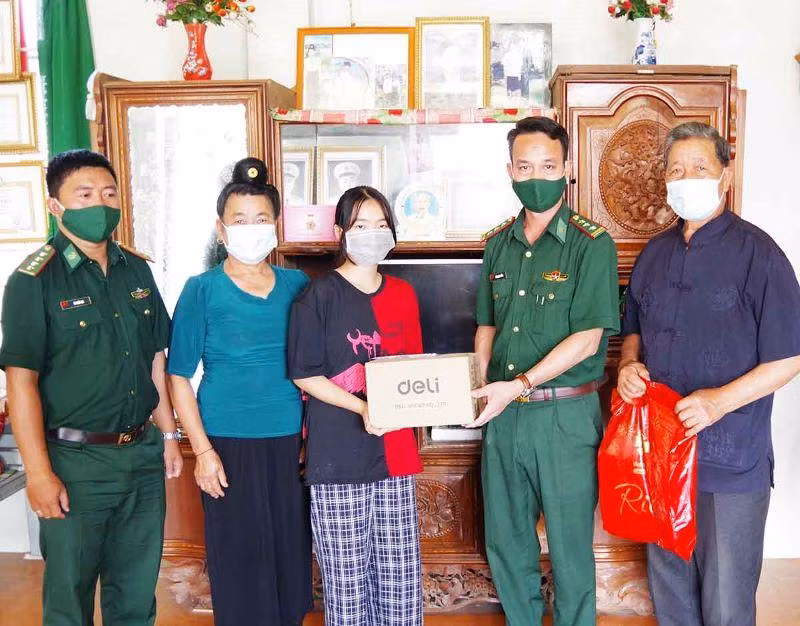 Bộ đội Biên phòng tỉnh Sơn La tặng quà cho học sinh có hoàn cảnh khó khăn trước khi vào năm học mới.