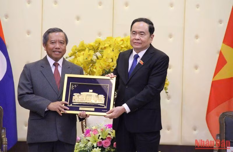 Phó Chủ tịch Thường trực Quốc hội Trần Thanh Mẫn tặng quà cho đại diện Đoàn đại biểu nhân dân Lào.