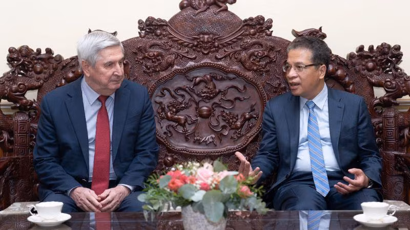 Đại sứ Đặng Minh Khôi trao đổi cùng Phó Chủ tịch thứ nhất Hạ viện Nga Ivan Melnikov. 