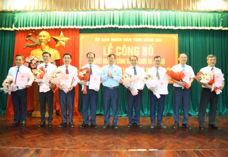 Chủ tịch Ủy ban nhân dân tỉnh Đồng Nai Cao Tiến Dũng trao quyết định điều động, bổ nhiệm lãnh đạo 3 ban quản lý dự án.