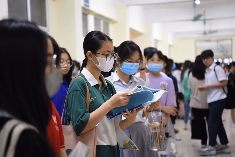 Thí sinh trước giờ vào phòng thi. (Ảnh: NGUYỄN TRANG)