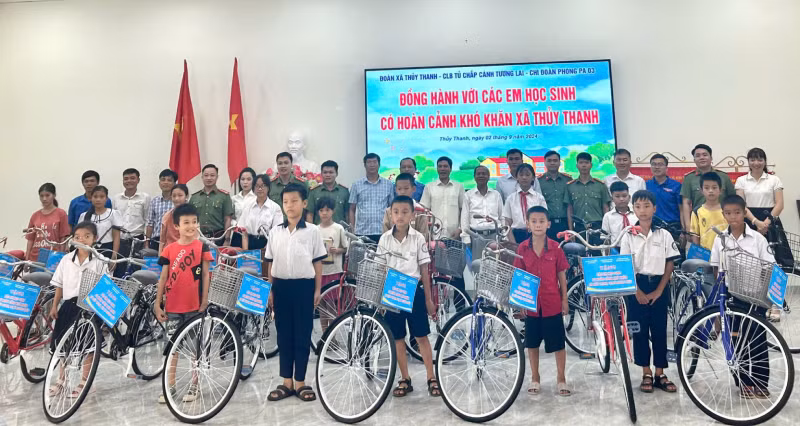 Những phần quà đến trước thềm năm học mới được hi vọng sẽ giúp các em tự tin hơn khi đến trường.