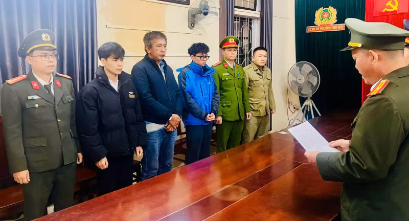 Cơ quan An ninh điều tra đọc lệnh khởi tố vụ án, khởi tố bị can bắt tạm giam 3 đối tượng liên quan vụ án.