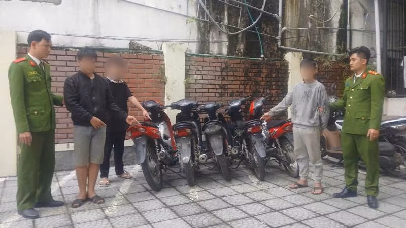 Nhóm đối tượng bị bắt cùng tang vật.