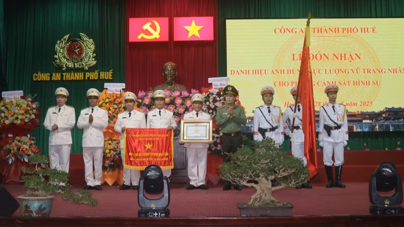 Phòng Cảnh sát hình sự, Công an thành phố Huế được trao tặng danh hiệu Anh hùng Lực lượng vũ trang nhân dân.