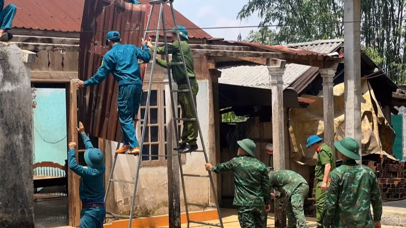 Lực lượng tại chỗ đã được huy động giúp dân khắc phục hậu quả đợt dông lốc. (Ảnh: UBND huyện A Lưới cung cấp)