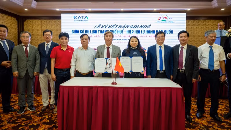 Đại diện Sở Du lịch thành phố Huế và Hiệp hội Du lịch Hàn Quốc ký kết Bản ghi nhớ hợp tác. (Ảnh: PV)
