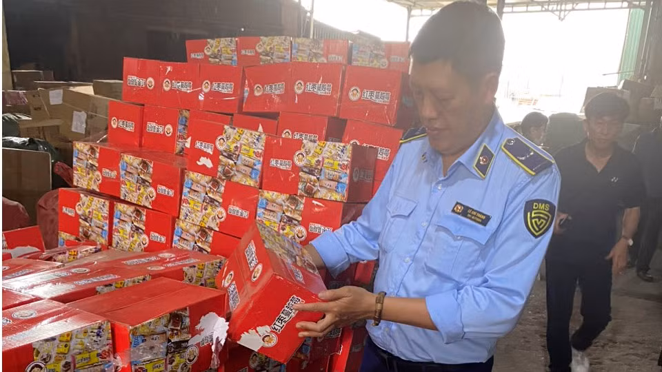 Lực lượng quản lý thị trường TP Hà Nội thu giữ 1.300 thùng bánh nhập lậu. Lực lượng quản lý thị trường TP Hà Nội thu giữ 1.300 thùng bánh nhập lậu.