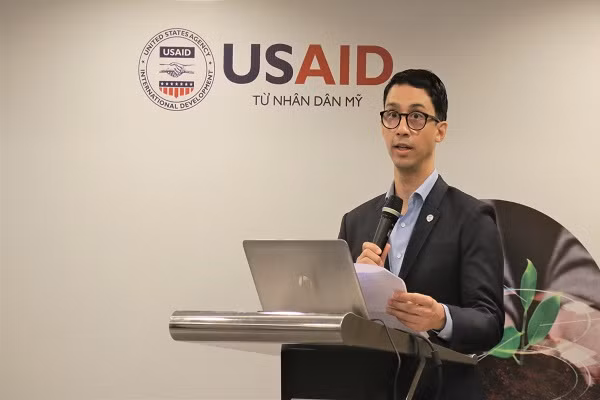 Ông Gregory Leon, Giám đốc Văn phòng quản trị Nhà nước và tăng trưởng kinh tế - USAID tại Việt Nam. Ông Gregory Leon, Giám đốc Văn phòng quản trị Nhà nước và tăng trưởng kinh tế - USAID tại Việt Nam.