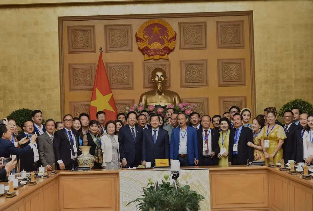 Phó Thủ tướng Chính phủ Lê Minh Khái chụp ảnh cùng đại diện các doanh nhân tiêu biểu Phó Thủ tướng Chính phủ Lê Minh Khái chụp ảnh cùng đại diện các doanh nhân tiêu biểu