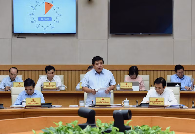Bộ trưởng Kế hoạch và Đầu tư Nguyễn Chí Dũng phát biểu tại phiên họp.