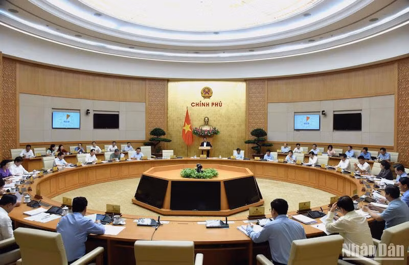 Theo chương trình, phiên họp tập trung đánh giá về tình hình kinh tế-xã hội tháng 4 và 4 tháng đầu năm 2024, tình hình phân bổ, giải ngân vốn đầu tư công, triển khai 3 chương trình mục tiêu quốc gia, công tác chỉ đạo, điều hành của Chính phủ, Thủ tướng Chính phủ, phương hướng, nhiệm vụ, giải pháp trọng tâm thời gian tới và một số nội dung quan trọng khác.