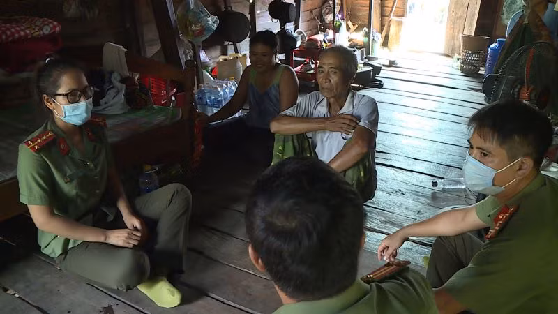 Đại úy Siu H'Ngát thăm hỏi động viên người dân thời điểm dịch bệnh Covid-19.