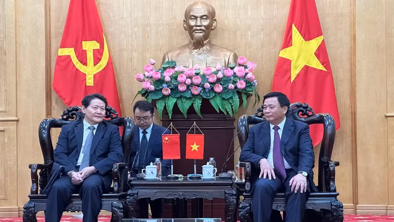 Đồng chí Nguyễn Xuân Thắng (bên phải) tiếp đồng chí Lý Trí Dũng.