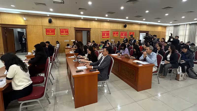 Quang cảnh buổi gặp gỡ báo chí.