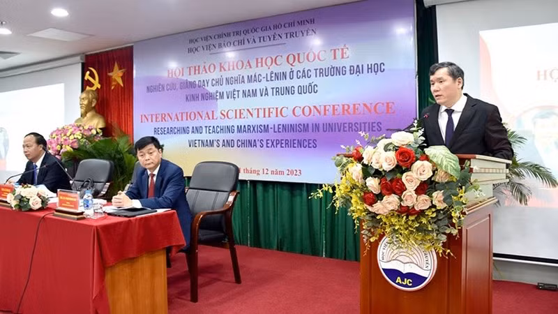 GS, TS. Lê Văn Lợi, Phó Giám đốc Học viện Chính trị quốc gia Hồ Chí Minh phát biểu khai mạc Hội thảo.