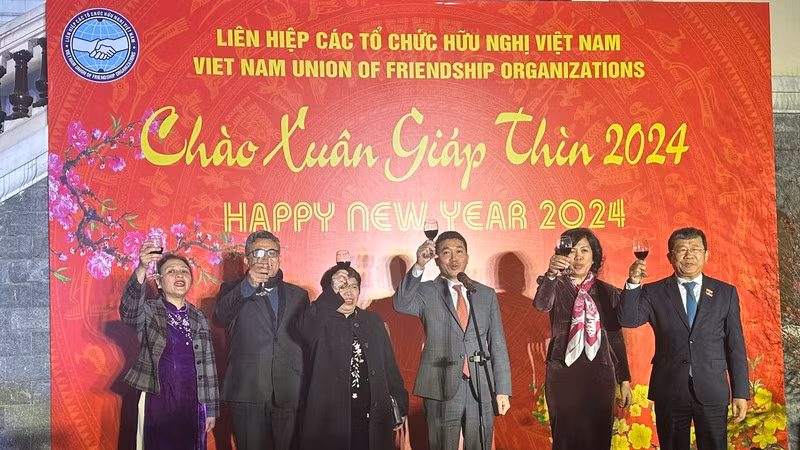 Các đại biểu cùng nâng ly chúc mừng Xuân Giáp Thìn 2024.