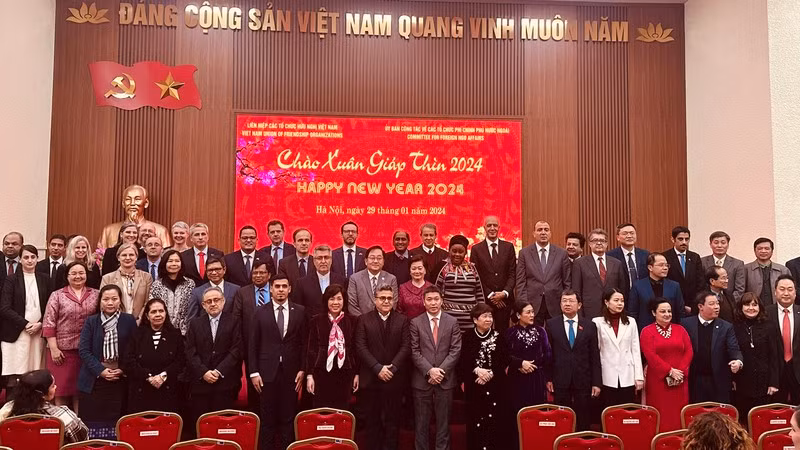 Các đại biểu Việt Nam và quốc tế cùng chụp ảnh kỷ niệm.