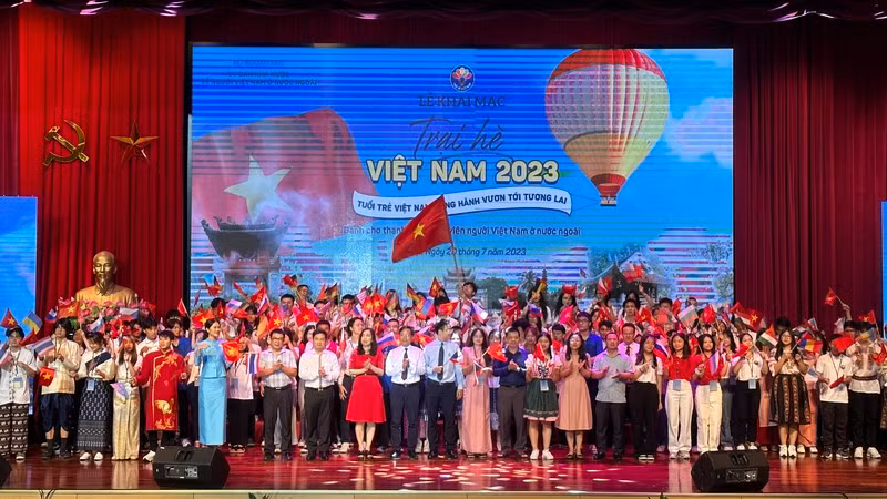 Đông đảo thanh niên, sinh viên Việt Nam ở nước ngoài tham dự chương trình.