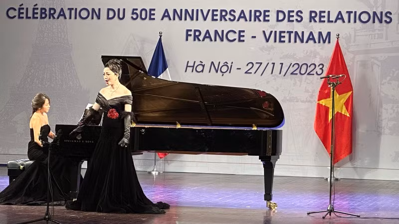 Tiết mục opera tại Lễ kỷ niệm 50 năm thiết lập quan hệ ngoại giao Việt Nam-Pháp. Tiết mục opera tại Lễ kỷ niệm 50 năm thiết lập quan hệ ngoại giao Việt Nam-Pháp.