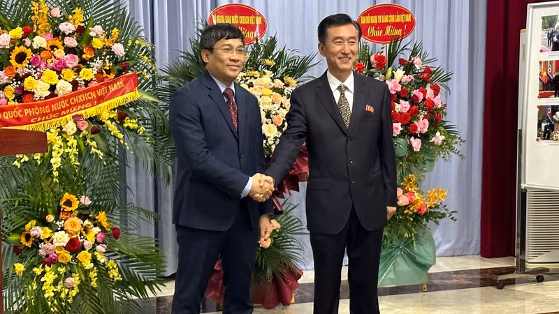 Thứ trưởng Thường trực Bộ Ngoại giao Nguyễn Minh Vũ (bên trái) và Đại biện lâm thời Đại sứ quán Triều Tiên Ri Ho Jun.