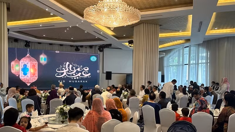 Quang cảnh buổi lễ Eid al-Fitr tại Hà Nội. Quang cảnh buổi lễ Eid al-Fitr tại Hà Nội.