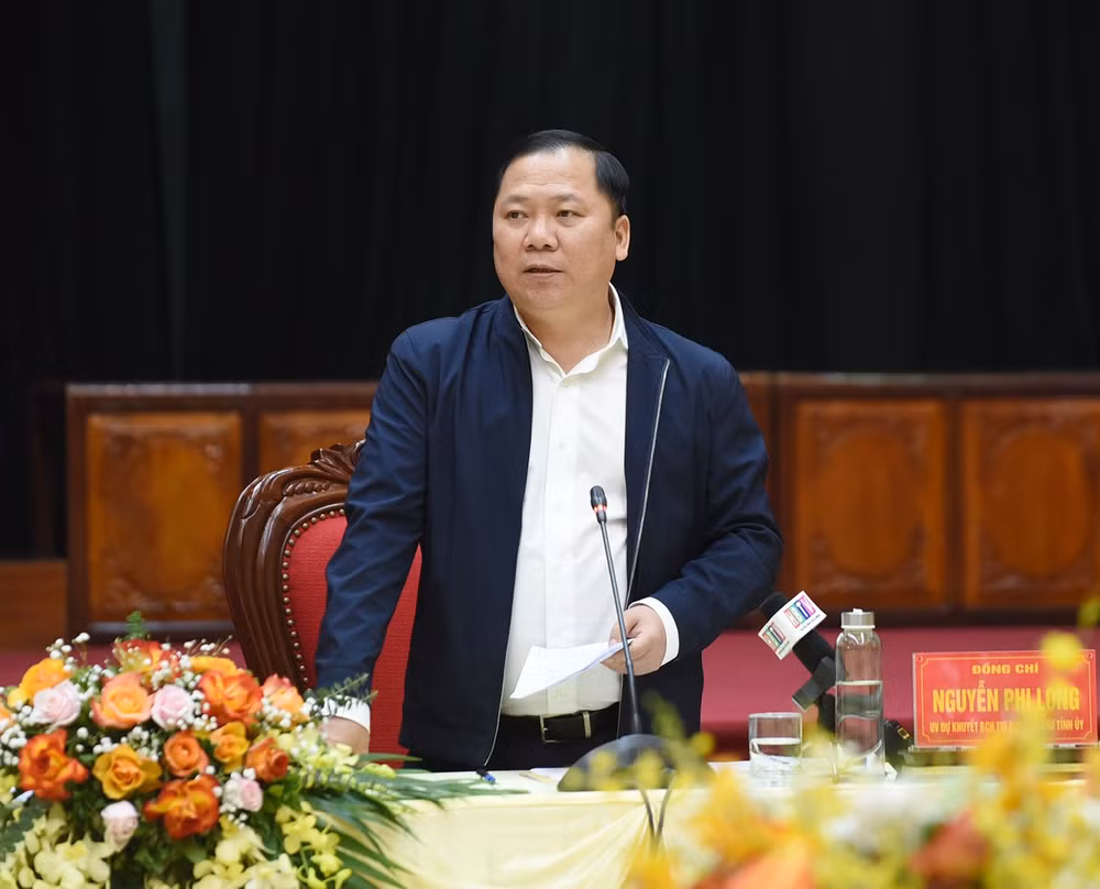 Bí thư Tỉnh ủy Hòa Bình Nguyễn Phi Long phát biểu tại buổi làm việc. Ảnh: TRẦN HẢI