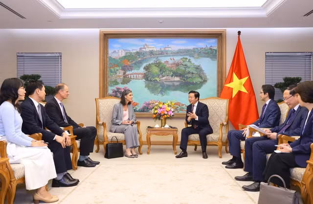 Phó Thủ tướng Trần Hồng Hà tiếp bà Aler Grubbs, Giám đốc USAID tại Việt Nam. (Ảnh: TTXVN)