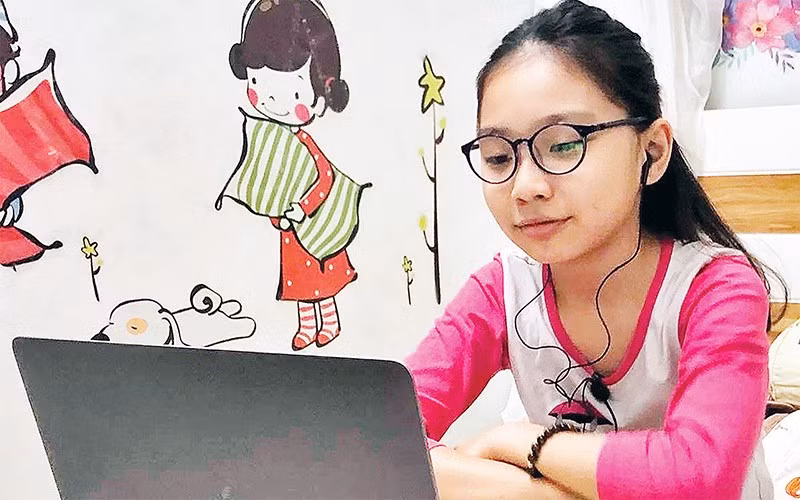 Trẻ học tập qua thiết bị điện tử. Ảnh: NGỌC MAI