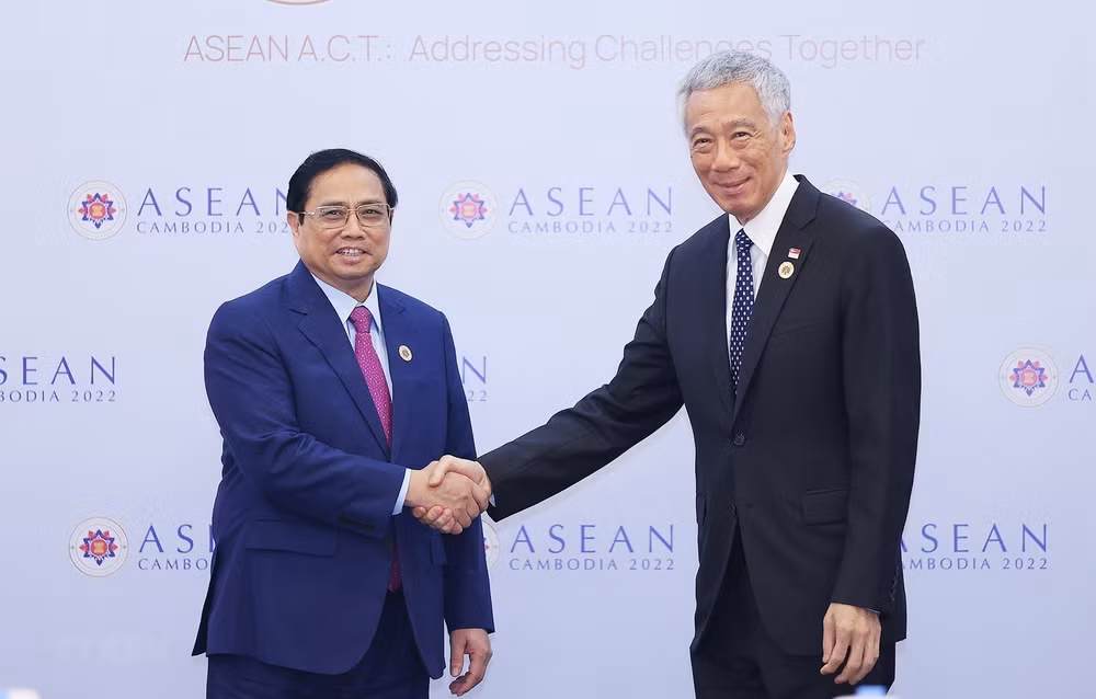 Thủ tướng Chính phủ Phạm Minh Chính gặp Thủ tướng Singapore Lý Hiển Long nhân dịp tham dự Hội nghị Cấp cao ASEAN lần thứ 40, 41 và các hội nghị cấp cao liên quan tại Campuchia, tháng 11/2022. (Ảnh: Dương Giang/TTXVN)