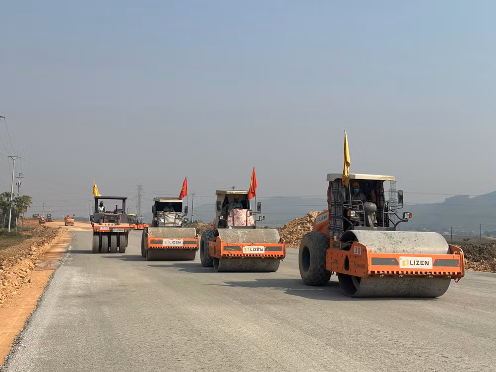 Thi công trên công trường quốc lộ 45-Nghi Sơn.