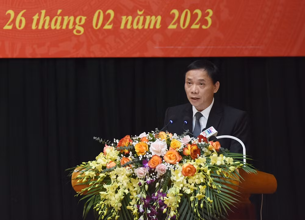 Chủ tịch tỉnh Hòa Bình Bùi Văn Khánh báo cáo tình hình kinh tế-xã hội của tỉnh. Ảnh: TRẦN HẢI