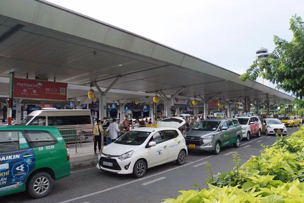 Khu vực đón xe công nghệ, xe taxi ở sân bay Tân Sơn Nhất đã đi vào trật tự, do nhiều lực lượng phối hợp điều tiết.