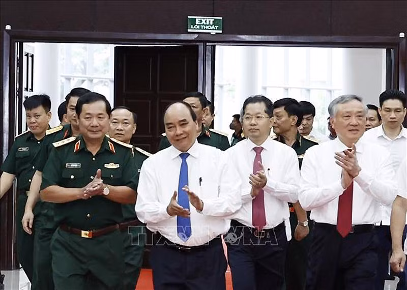 Chủ tịch nước Nguyễn Xuân Phúc và các đại biểu đến dự hội thảo.