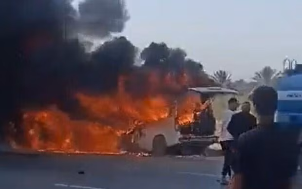 Chiếc xe buýt nhỏ bốc cháy sau vụ va chạm khiến ít nhất 11 người hành hương Iran thiệt mạng, ngày 11/9. (Ảnh chụp màn hình: Twitter)