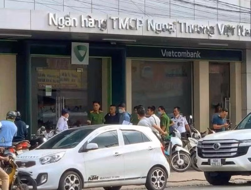 Công an có mặt tại phòng giao dịch điều tra vụ cướp. Công an có mặt tại phòng giao dịch điều tra vụ cướp.