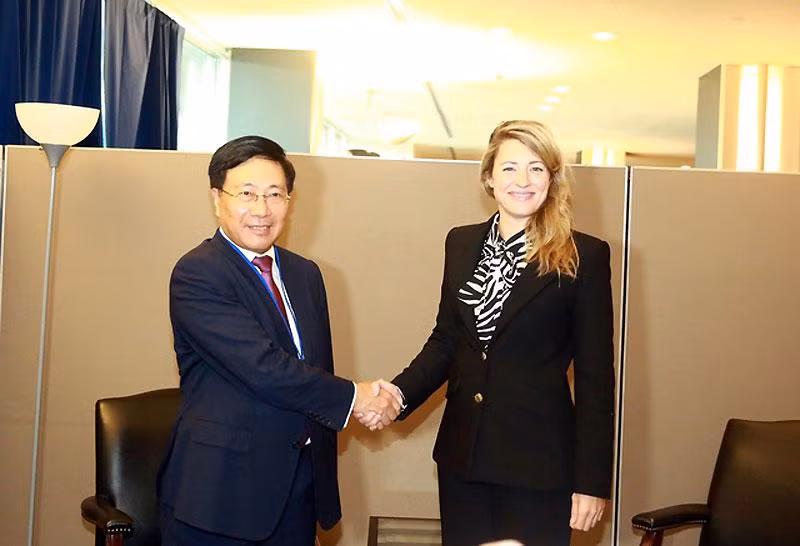 Phó Thủ tướng Thường trực Chính phủ Phạm Bình Minh và Bộ trưởng Ngoại giao Canada Melanie Joly. (Ảnh: VGP) Phó Thủ tướng Thường trực Chính phủ Phạm Bình Minh và Bộ trưởng Ngoại giao Canada Melanie Joly. (Ảnh: VGP)