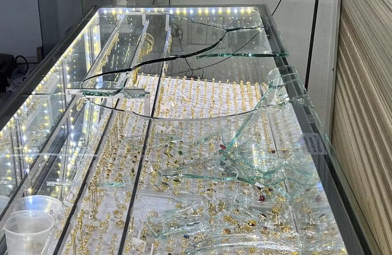 Tủ kính đựng vàng bị đập vỡ. Tủ kính đựng vàng bị đập vỡ.
