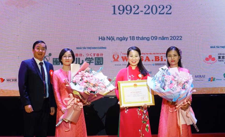 Khoa Ngôn ngữ và Văn hóa Nhật Bản đón nhận Bằng khen của Giám đốc Đại học Quốc gia Hà Nội. 