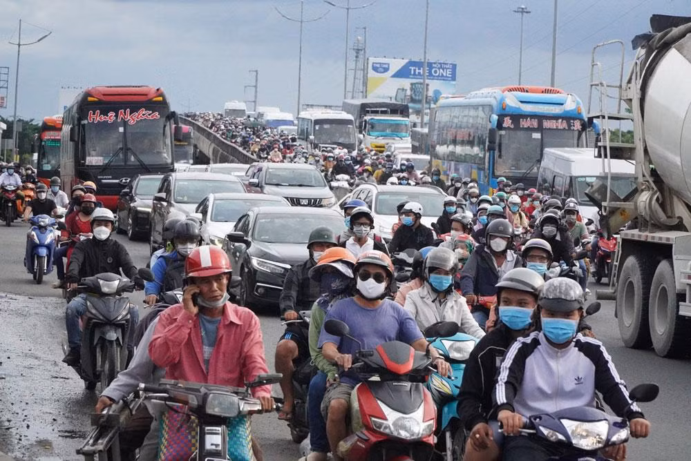 Người và phương tiện trở lại TP Hồ Chí Minh làm ùn tắc ở cửa ngõ phía tây đoạn quốc lộ 50.