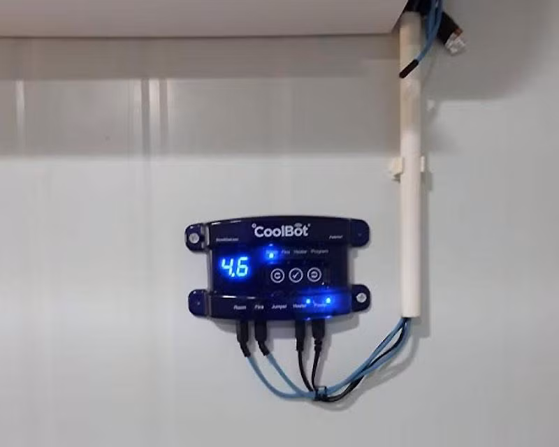 Bộ điều khiển CoolBot kết nối với máy điều hòa không khí giúp đưa nhiệt độ xuống dưới 5oC. Một máy điều hòa thông thường khi lắp bộ điều khiển có thể làm mát cho kho hoặc thùng lạnh có thể tích tối đa 30m3.