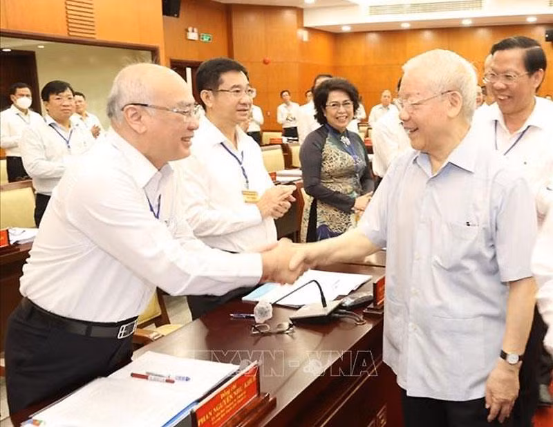 Tổng Bí thư Nguyễn Phú Trọng với các đồng chí Ban Thường vụ Thành ủy và lãnh đạo chủ chốt TP Hồ Chí Minh. (Ảnh: Trí Dũng/TTXVN)