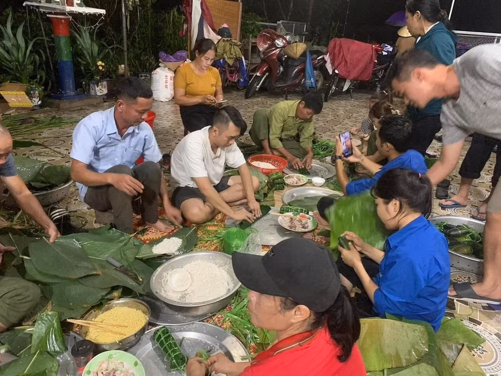 Người dân Nghệ An thức trắng đêm gói nhiều loại bánh gửi ra cứu trợ đồng bào các tỉnh bị bão, lũ. Ảnh: Mỹ Duyên