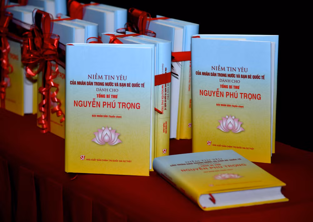 Cuốn sách "Niềm tin yêu của nhân dân trong nước và bạn bè quốc tế dành cho Tổng Bí thư Nguyễn Phú Trọng" (xuất bản năm 2021). Ảnh: Đăng Khoa