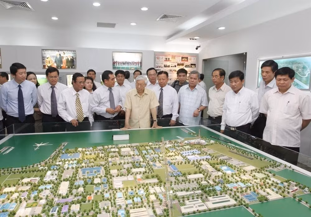 Tổng Bí thư Nguyễn Phú Trọng thăm Khu công nghiệp Việt Nam - Singapore I (VSIP I) tại tỉnh Bình Dương, ngày 13/4/2013. Ảnh: Trí Dũng 