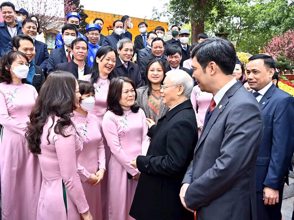 Tổng Bí thư Nguyễn Phú Trọng nói chuyện thân mật với cán bộ, nhân viên Trung tâm Bảo tồn di sản Thăng Long - Hà Nội, ngày 4/2/2022. Ảnh: Đăng Khoa