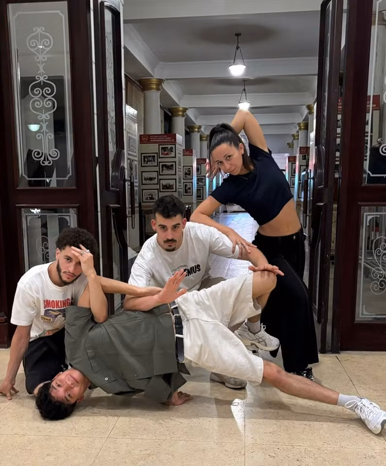 Bức ảnh mới nhất của bốn thành viên của Double Impro khi vừa đặt chân đến Việt Nam, ngày 5/6. Ảnh: Phái đoàn Wallonie-Bruxelles 